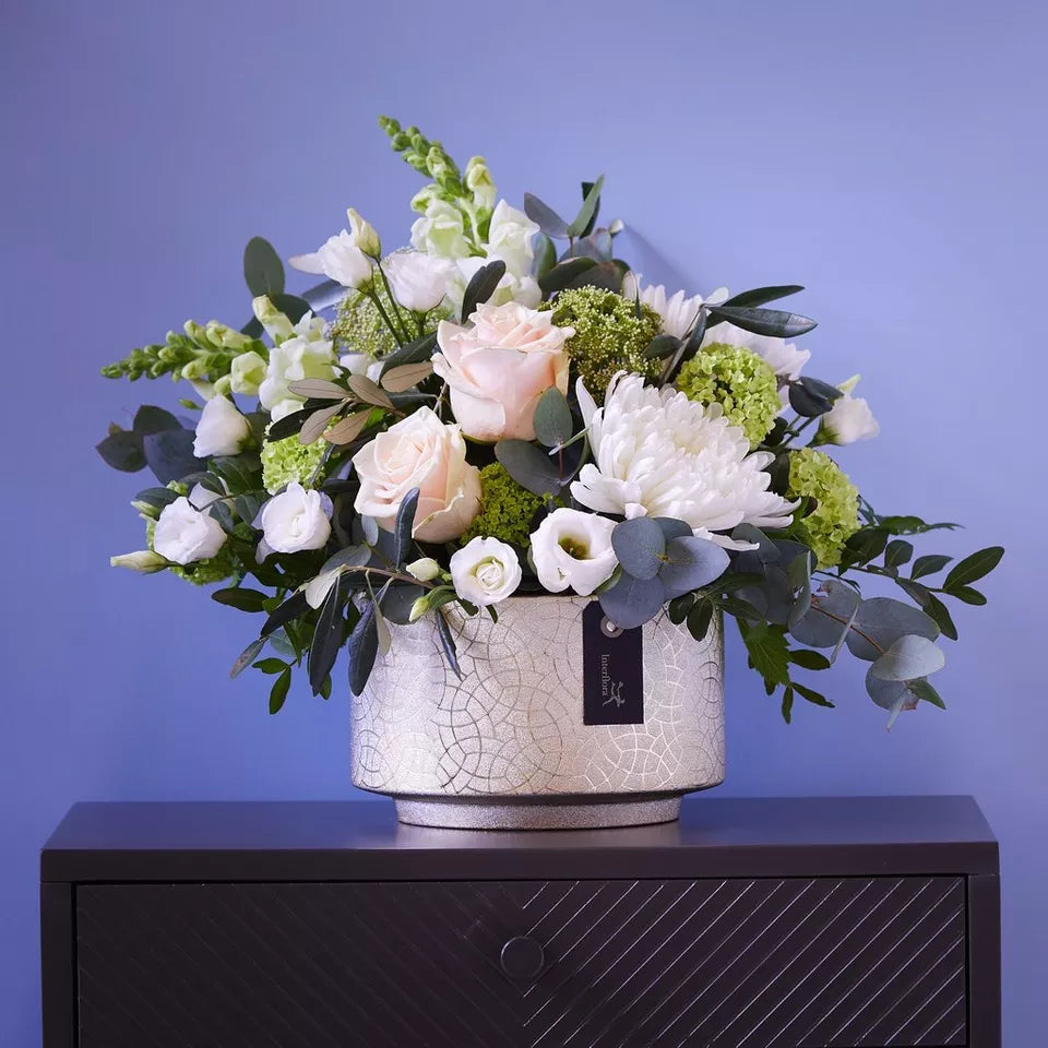 
                  
                    Arrangement made with the finest flowers
                  
                